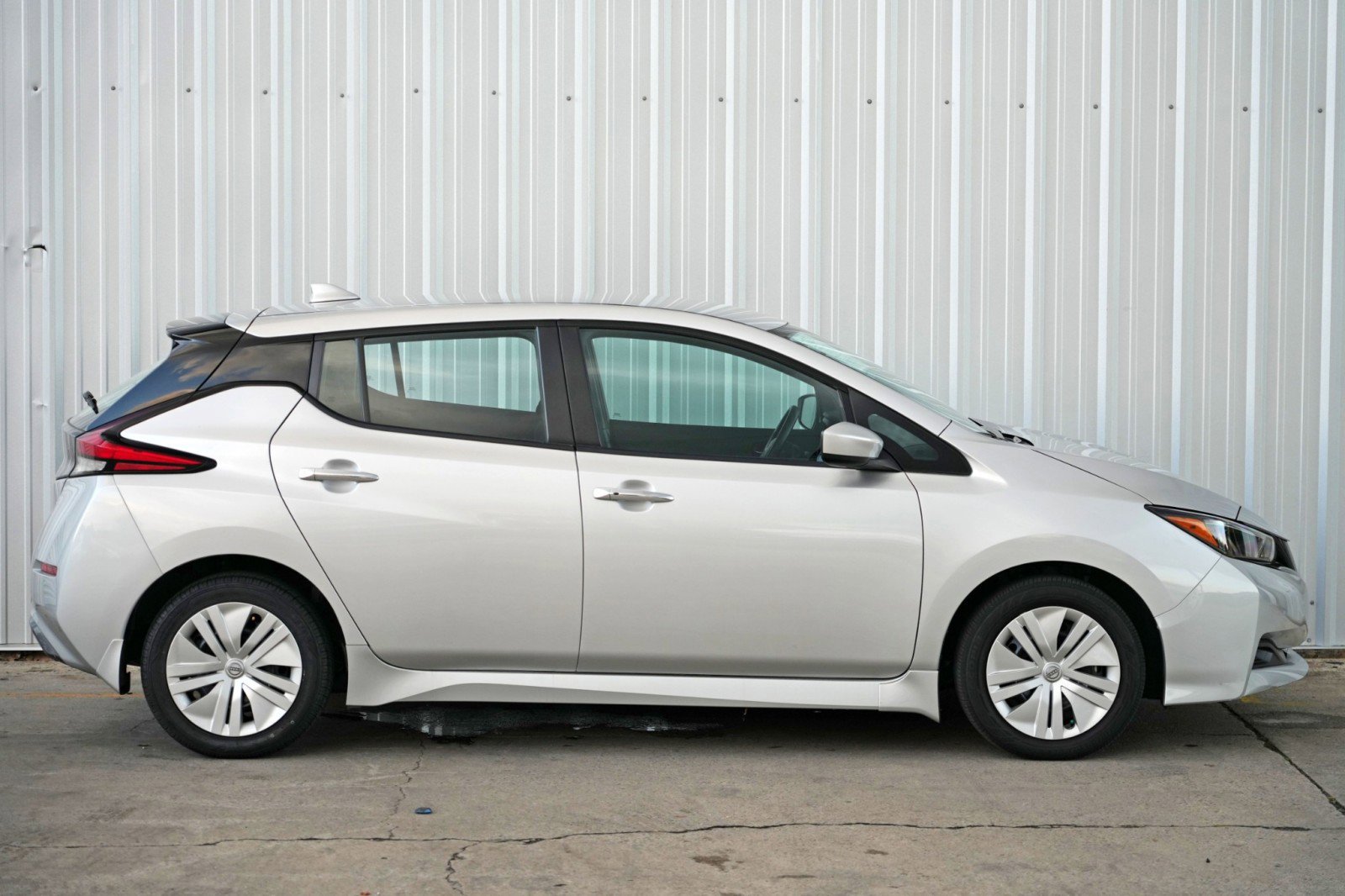 Used 2025 Nissan Leaf S image 46