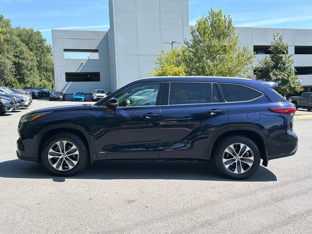 Used 2022 Toyota Highlander XLE AWD/4WD image 3