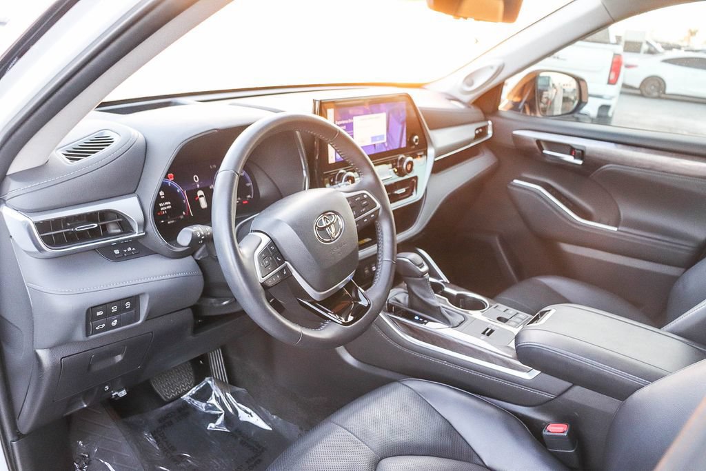 Used 2023 Toyota Highlander Platinum FWD image 23