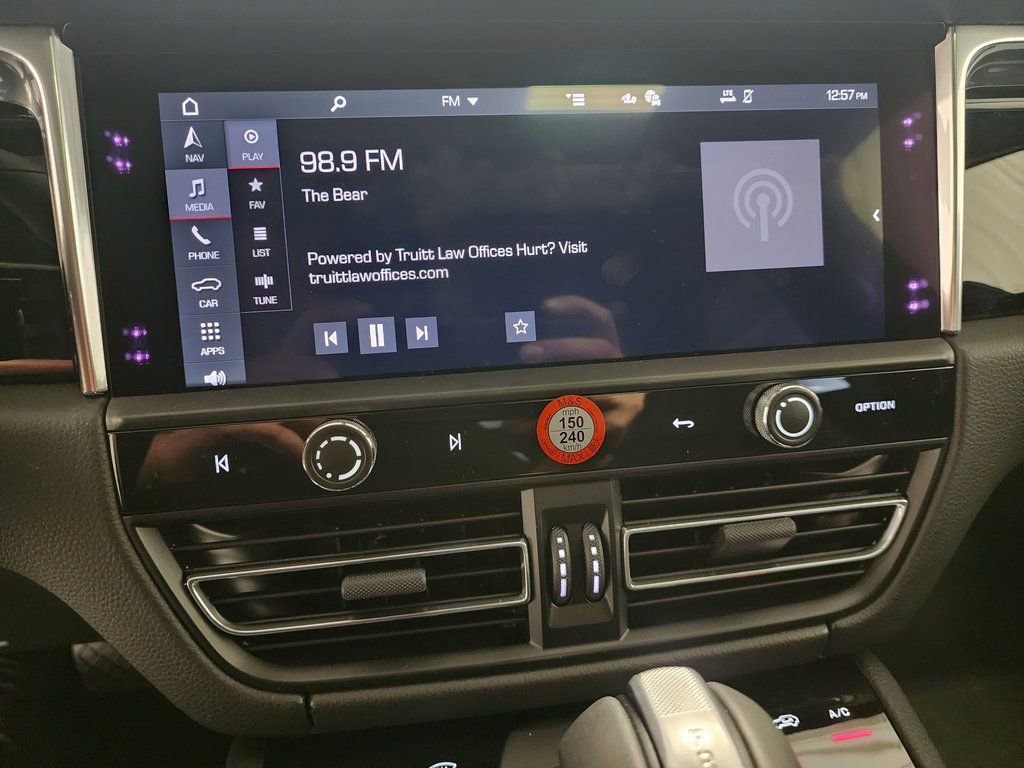 Certified 2025 Porsche Macan image 9