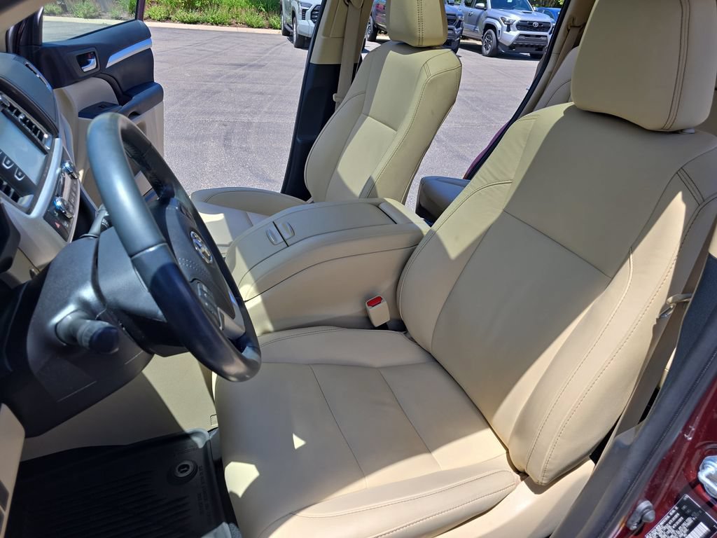 Certified 2019 Toyota Highlander XLE AWD/4WD image 17