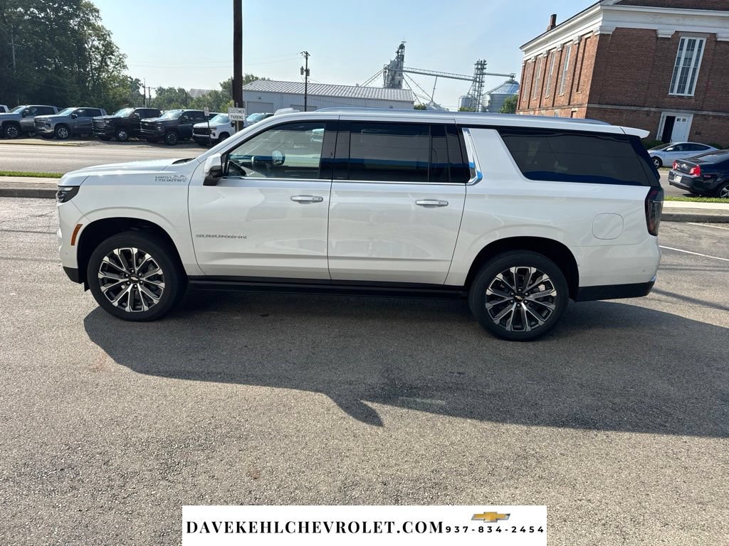 Used 2025 Chevrolet Suburban High Country AWD/4WD image 2