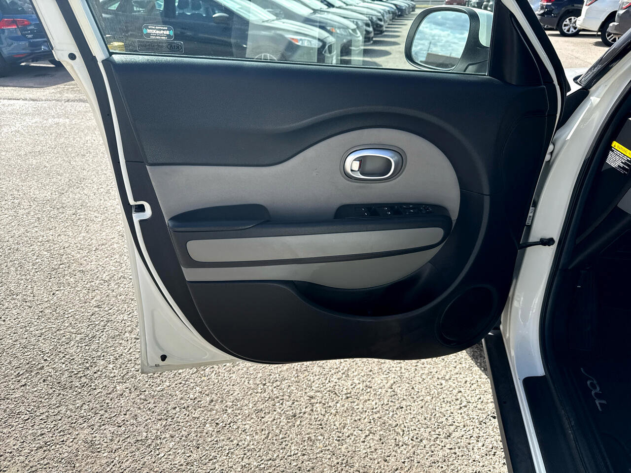Used 2016 Kia Soul + image 10