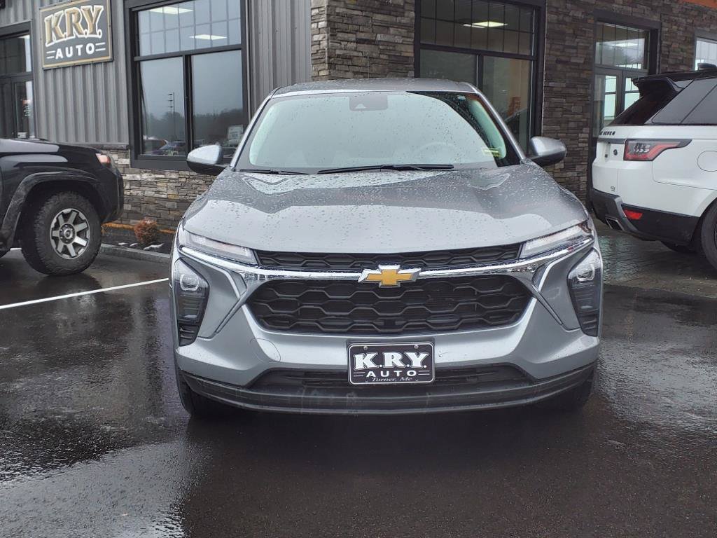 Used 2024 Chevrolet Trax LS w/ LS Convenience Package FWD image 2