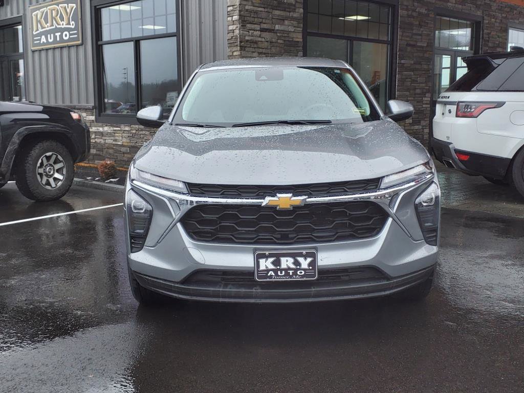 Used 2024 Chevrolet Trax LS w/ LS Convenience Package image 2