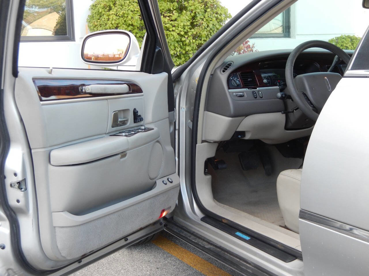 Used 2007 Lincoln Town Car Signature image 23