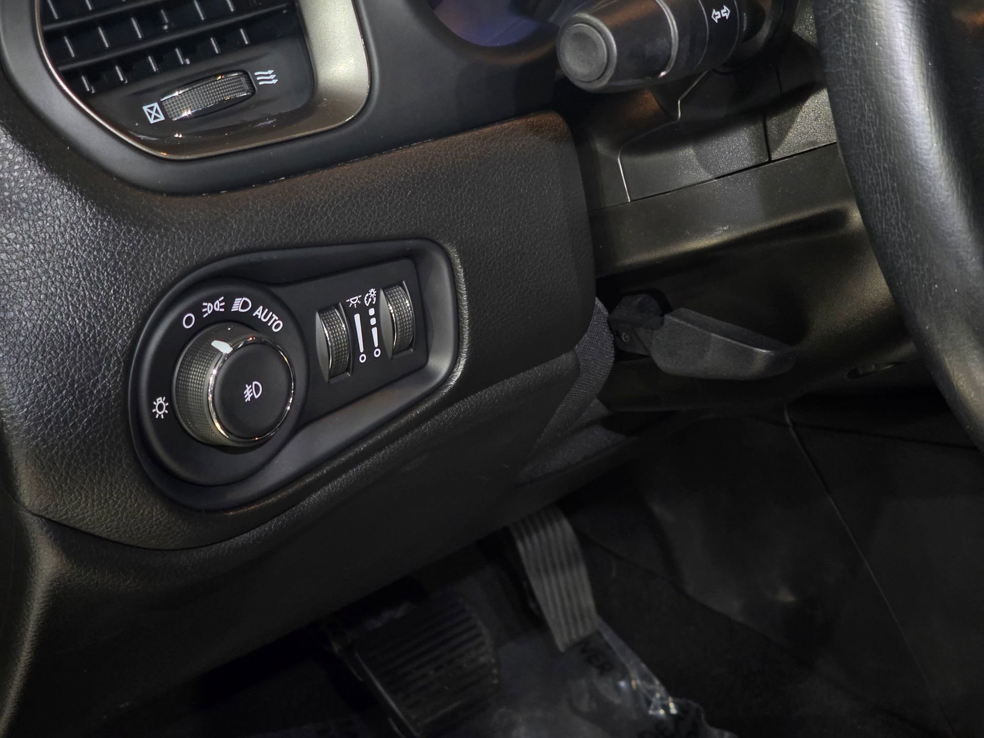 Used 2020 Jeep Renegade Limited w/ Safety and Security Group image 19