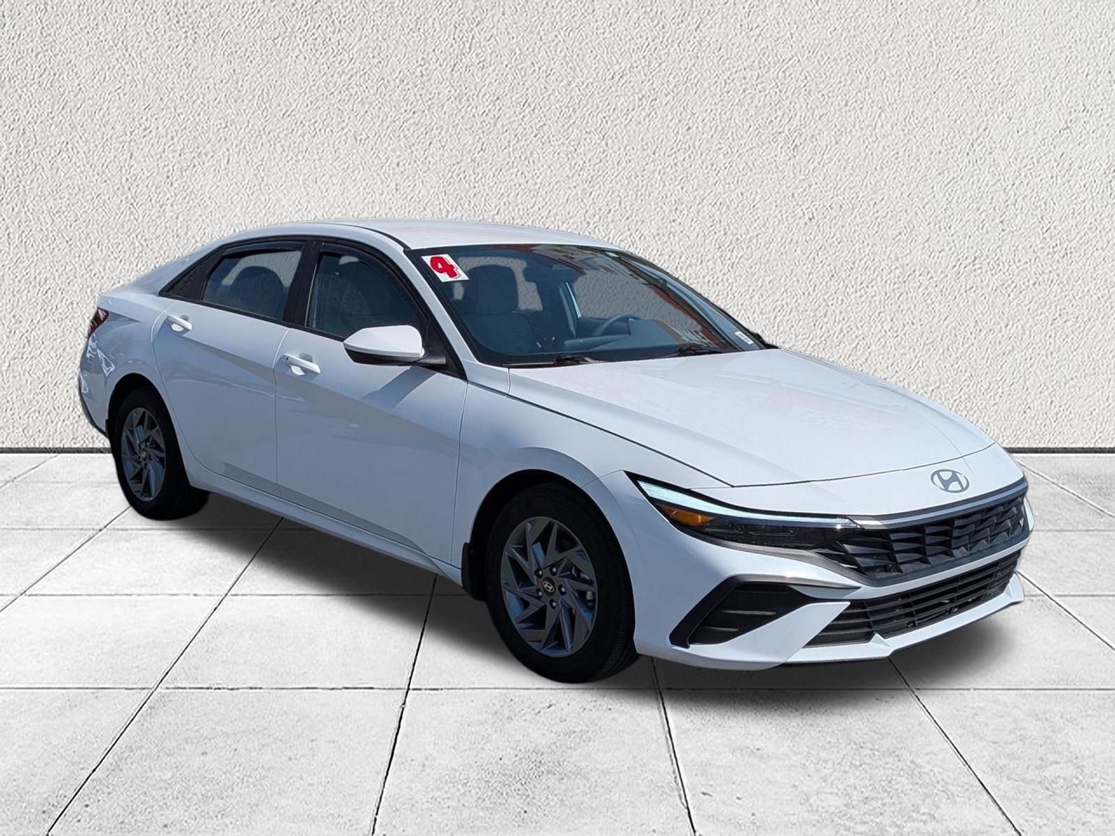 Used 2024 Hyundai Elantra SEL image 1