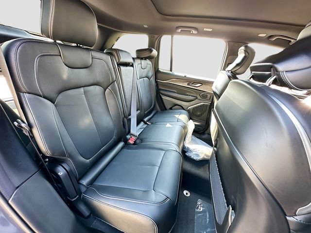 New 2025 Jeep Grand Cherokee Overland w/ Luxury Tech Group IV AWD/4WD image 28