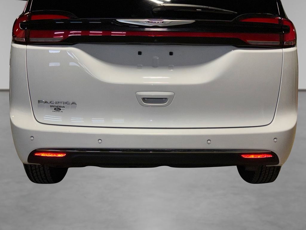 Used 2024 Chrysler Pacifica Touring-L image 16