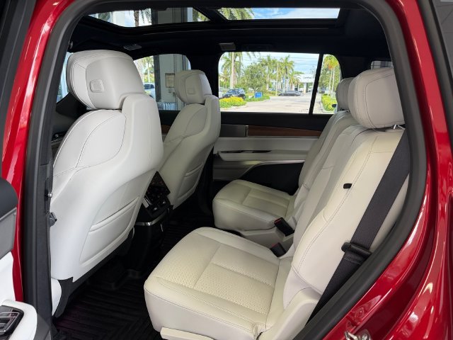 Used 2026 Cadillac Vistiq Luxury AWD/4WD image 14