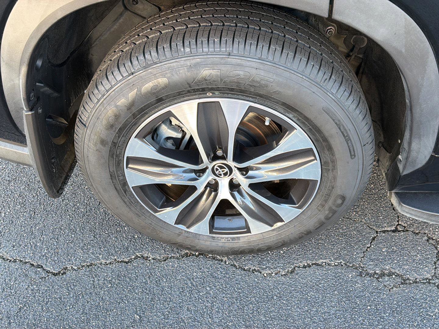Used 2022 Toyota Highlander XLE FWD image 40