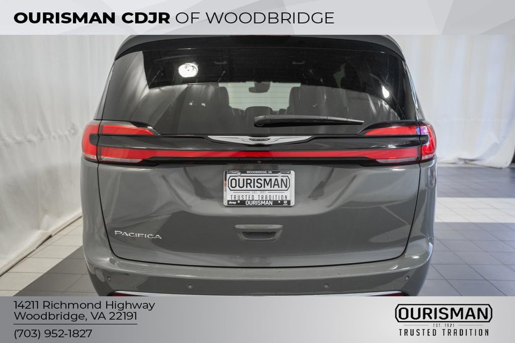 Used 2025 Chrysler Pacifica Select FWD image 6