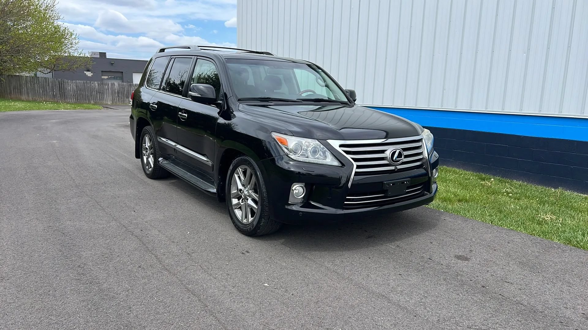 Used 2013 Lexus LX 570 4WD w/ Luxury Pkg image 3