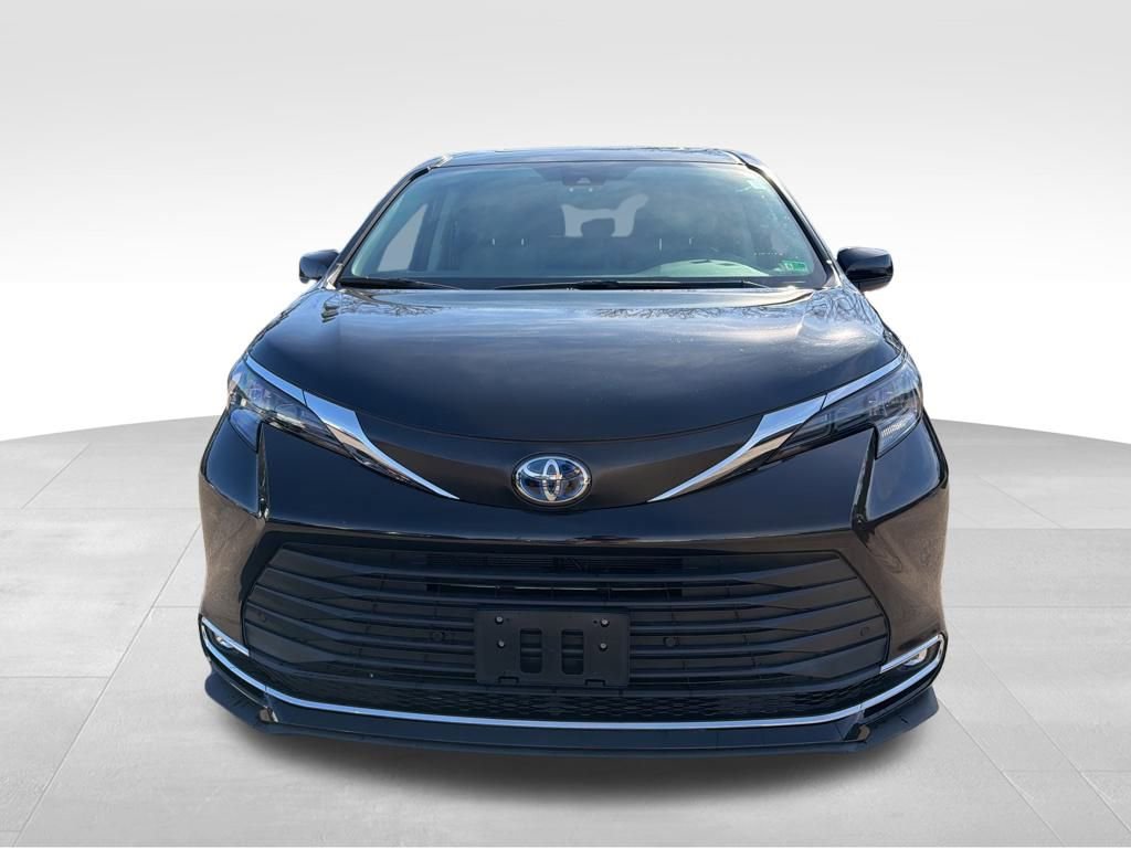 Used 2024 Toyota Sienna XLE image 9