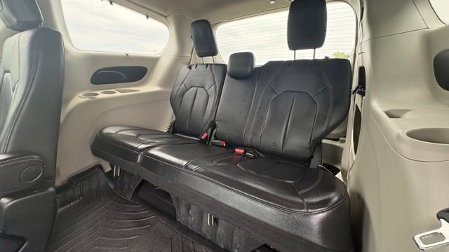 Used 2018 Chrysler Pacifica Touring-L w/ Tire & Wheel Group FWD image 11