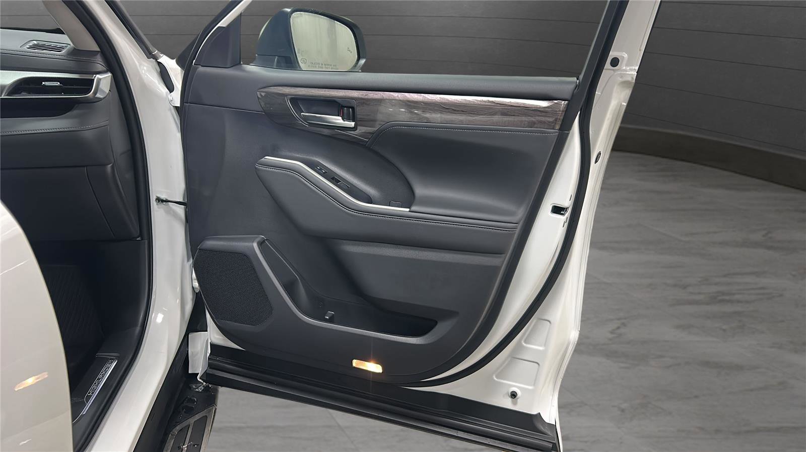 New 2026 Toyota Highlander Platinum image 17