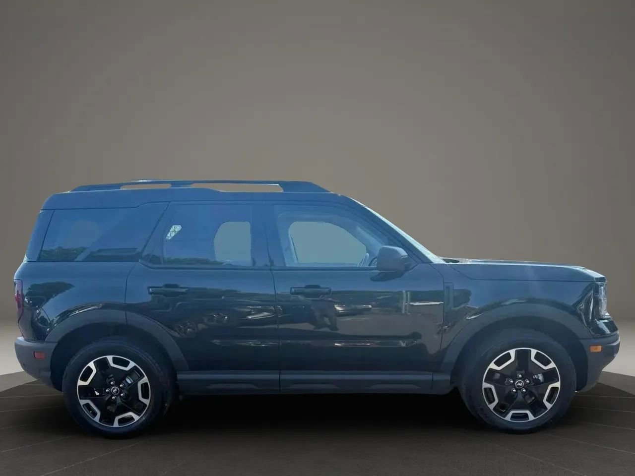 Used 2021 Ford Bronco Sport Outer Banks w/ Outer Banks Package image 4