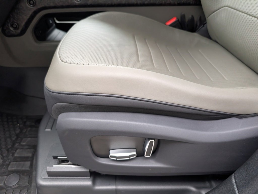 Used 2025 Land Rover Defender 110 image 29