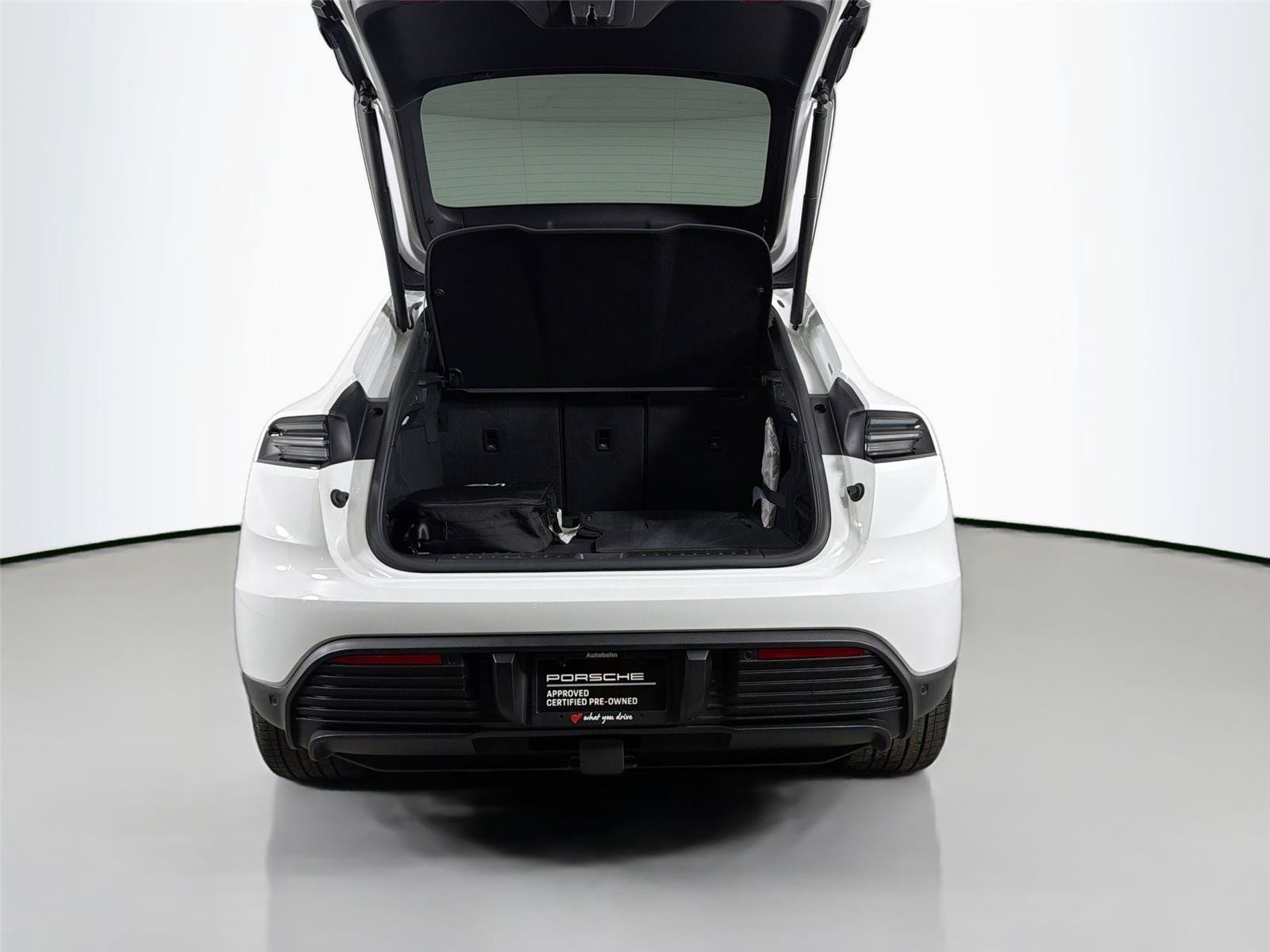 Certified 2025 Porsche Macan Electric RWD image 36