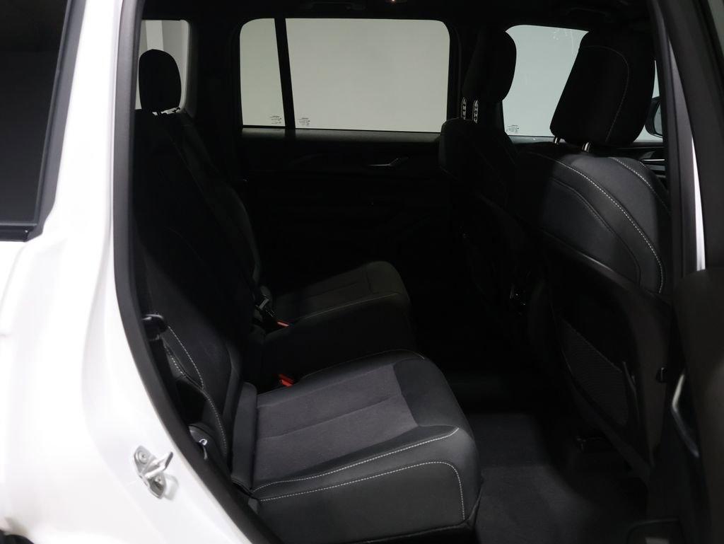 Used 2025 Jeep Grand Cherokee Laredo w/ Luxury Tech Group I image 19