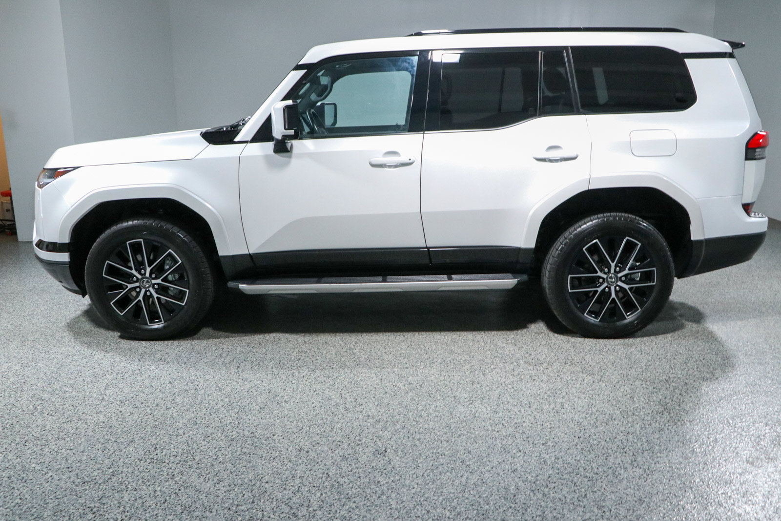Used 2025 Lexus GX 550 w/ Accessory Package (2T) AWD/4WD image 10