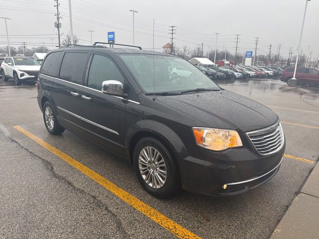 Used 2015 Chrysler Town & Country Touring-L w/ Driver Convenience Group image 4