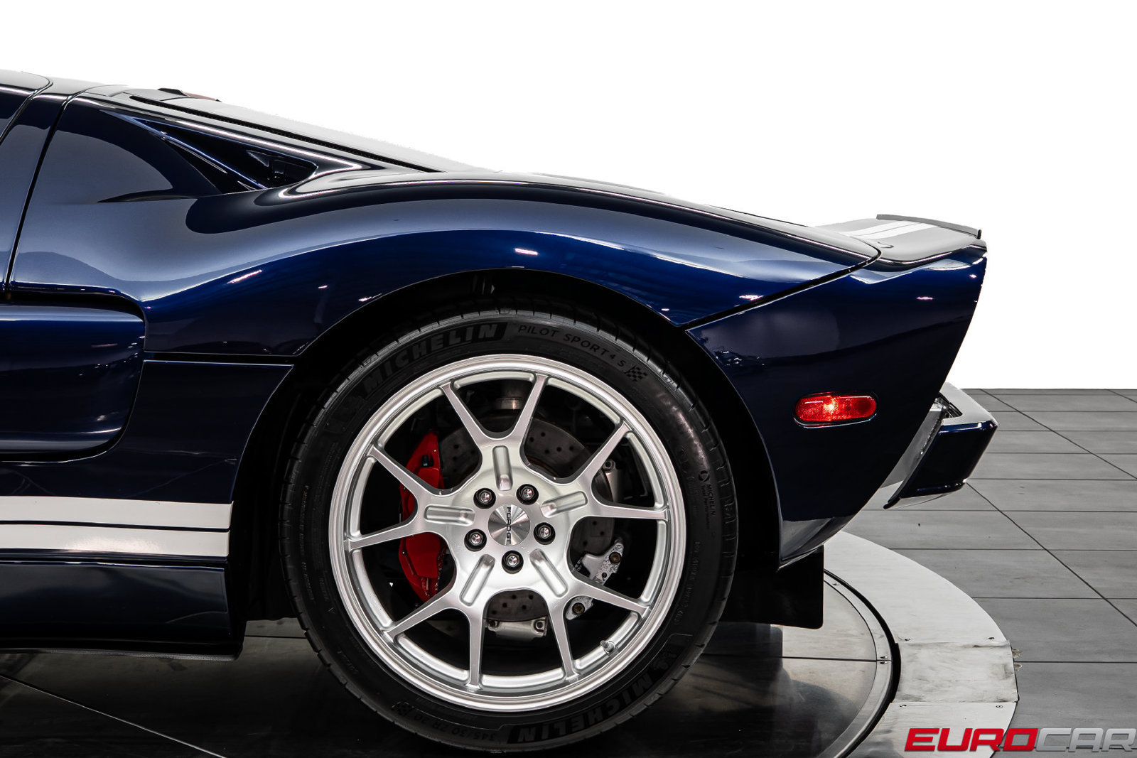 Used 2005 Ford GT RWD image 19
