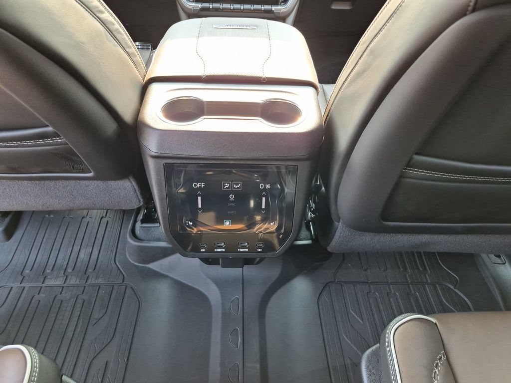 New 2026 GMC Yukon XL Denali Ultimate w/ LPO, Floor Liner Package AWD/4WD image 39