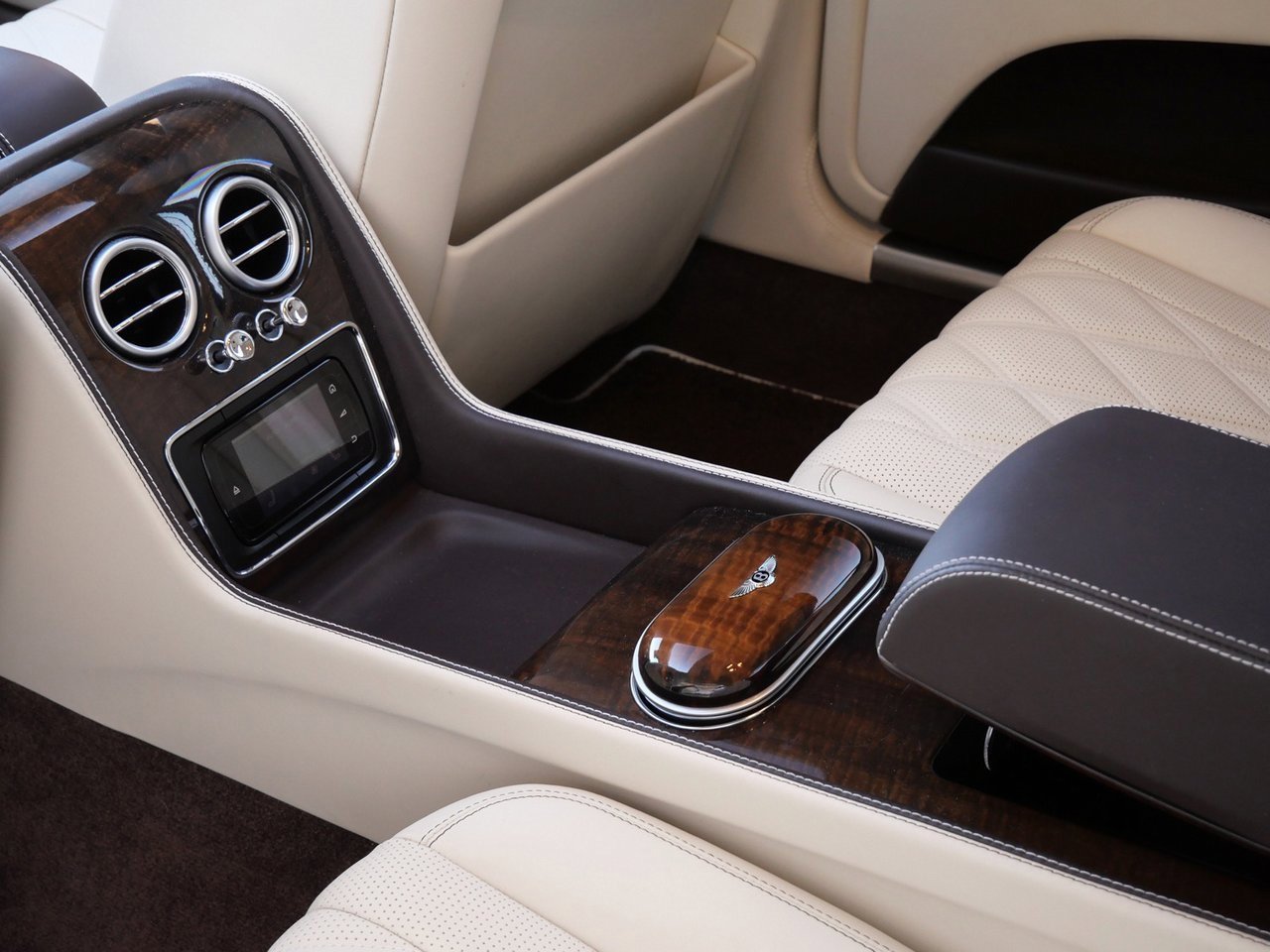 Used 2015 Bentley Flying Spur V8 image 20