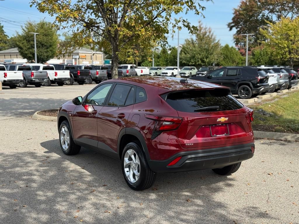 Used 2025 Chevrolet Trax LS w/ LS Convenience Package image 7
