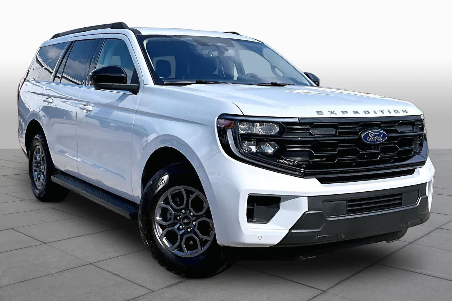 Used 2025 Ford Expedition Active RWD image 3