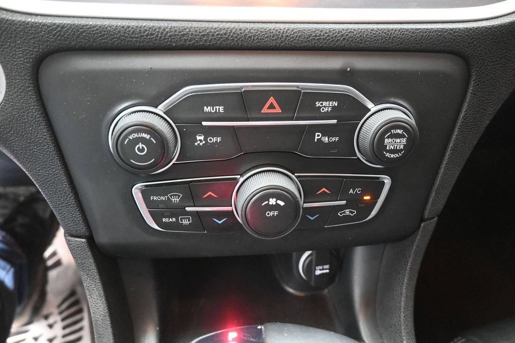 Used 2019 Dodge Charger SXT w/ Blacktop Package RWD image 27