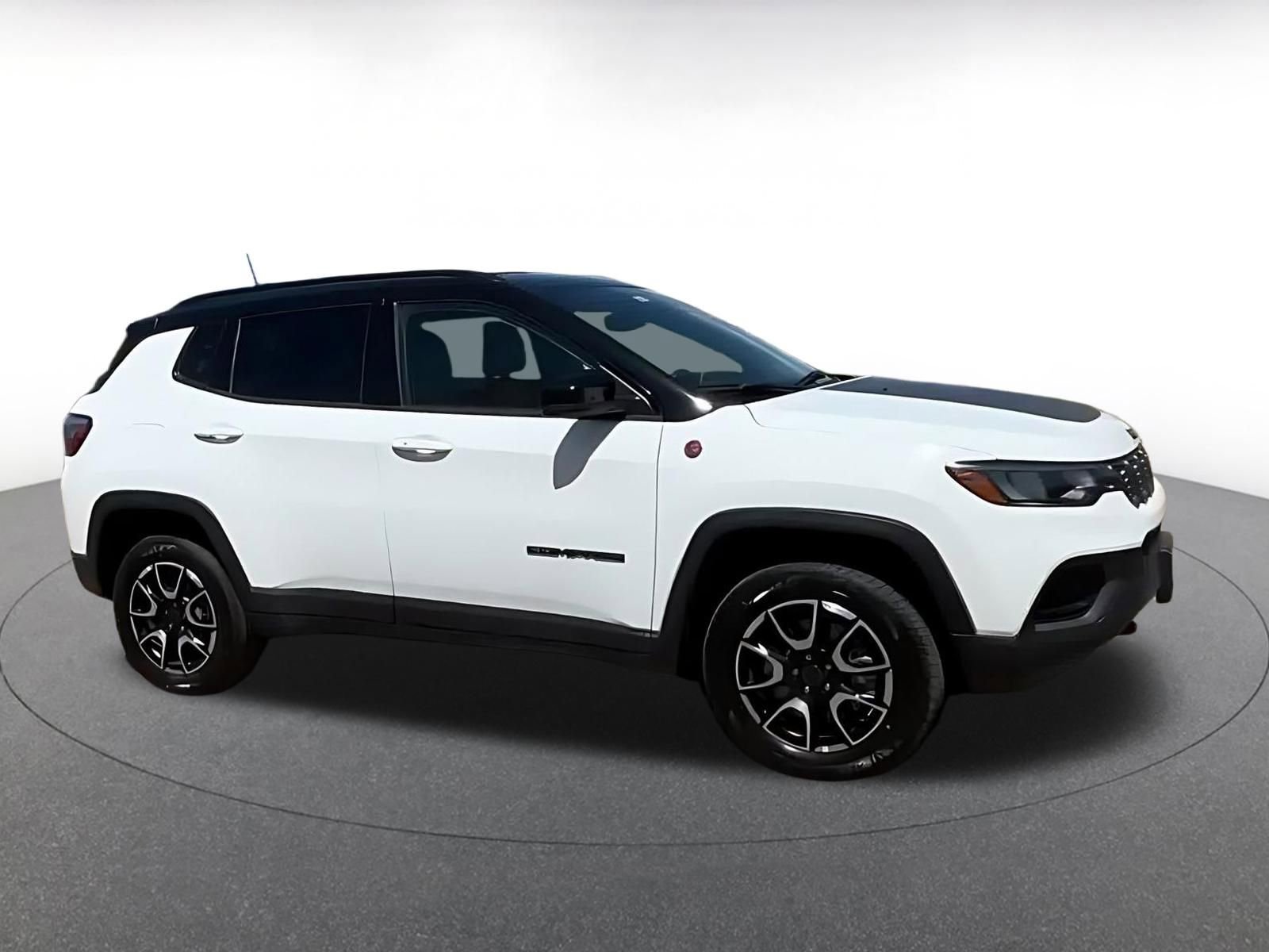 Used 2025 Jeep Compass Trailhawk AWD/4WD image 8
