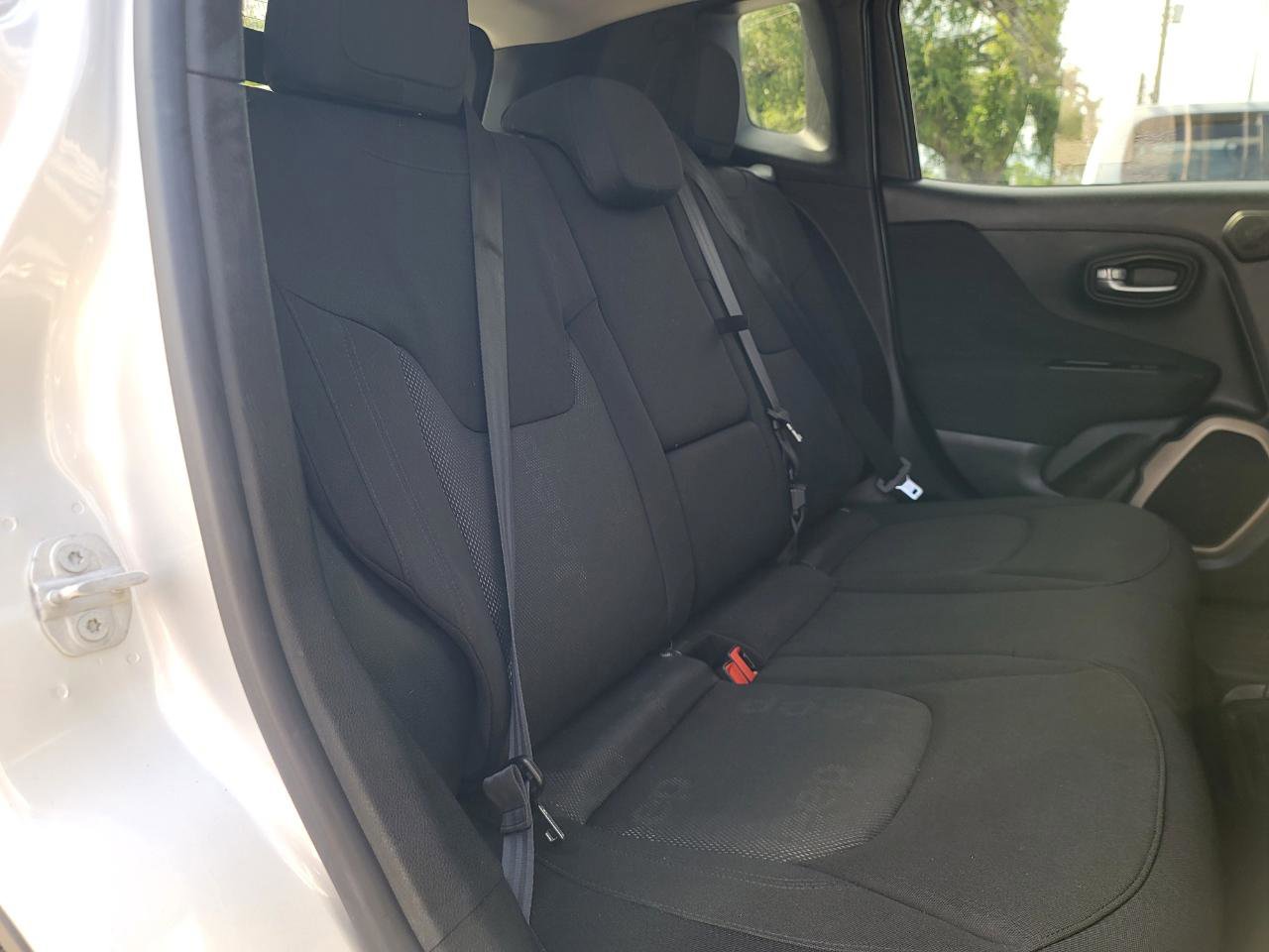 Used 2015 Jeep Renegade Latitude w/ Popular Equipment Group FWD image 18