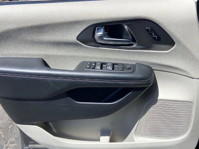 Used 2023 Chrysler Pacifica Touring-L FWD image 17