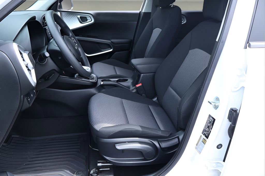 Used 2022 Kia Soul LX image 11