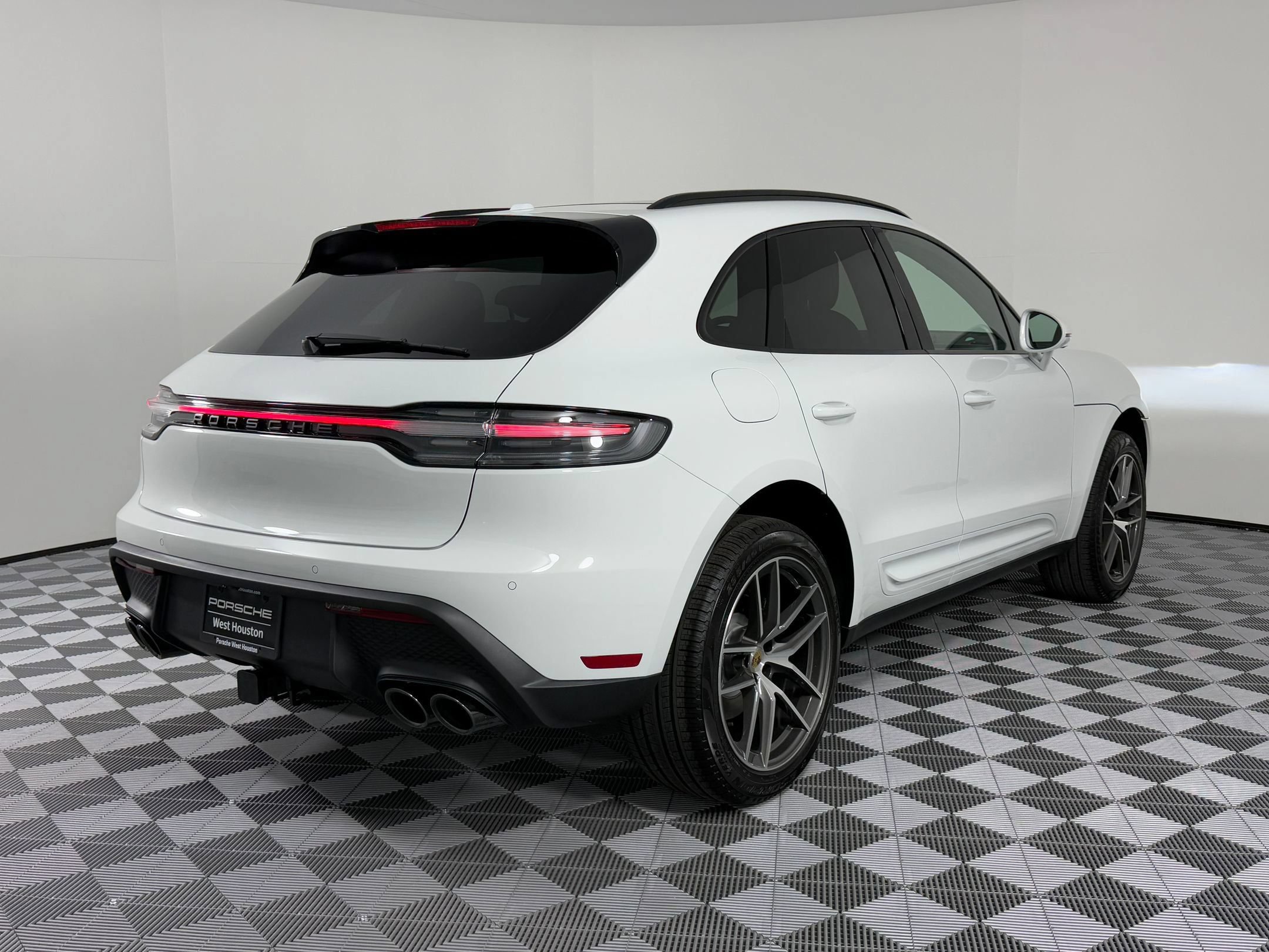 Certified 2026 Porsche Macan AWD/4WD image 9