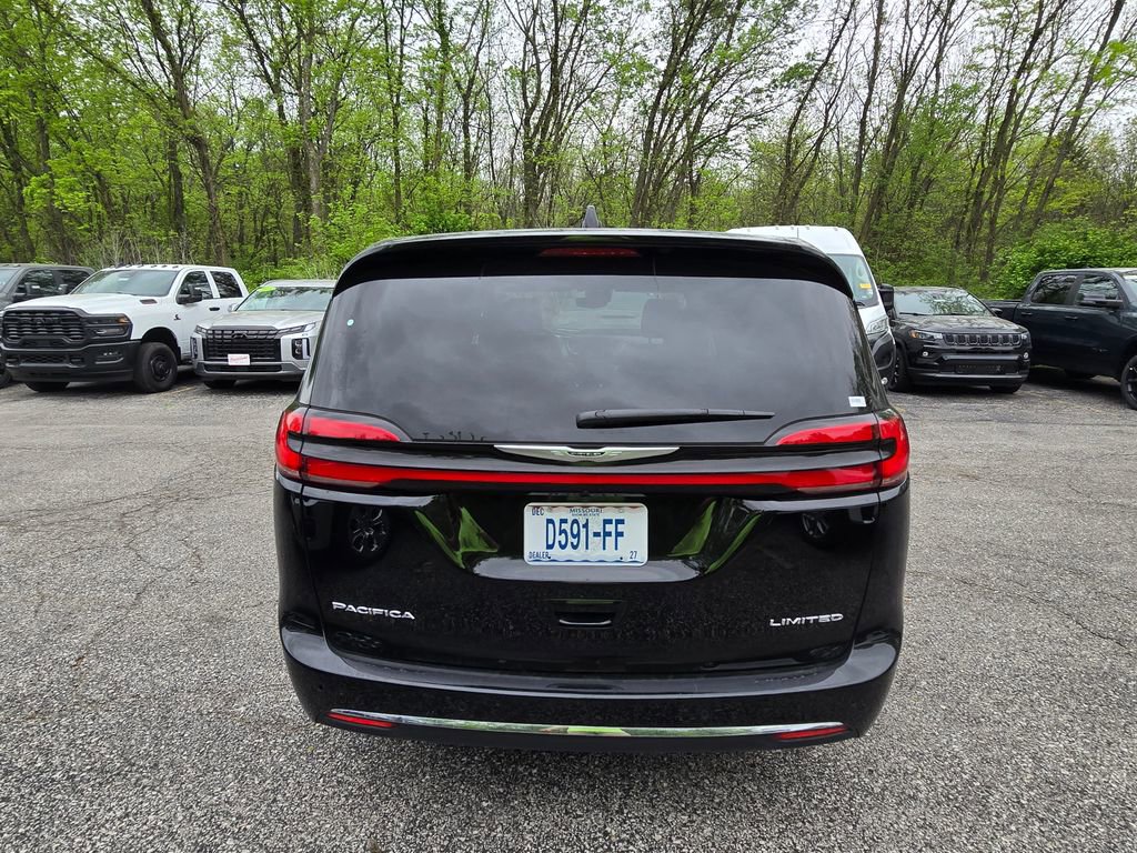 Used 2026 Chrysler Pacifica Limited FWD image 6