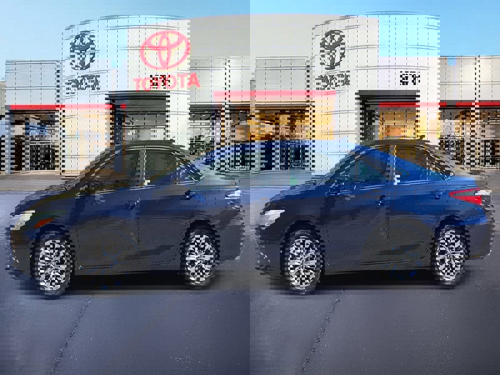 Used 2015 Toyota Camry XLE w/ Advanced Technology Package image 8