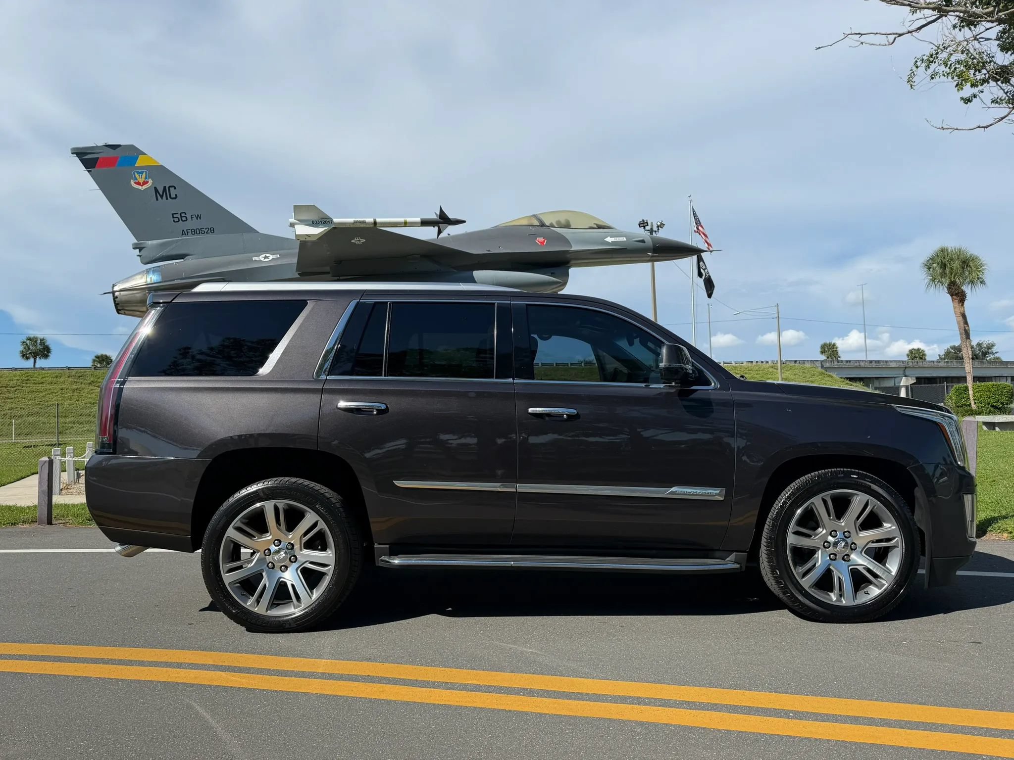 Used 2016 Cadillac Escalade Luxury RWD image 1