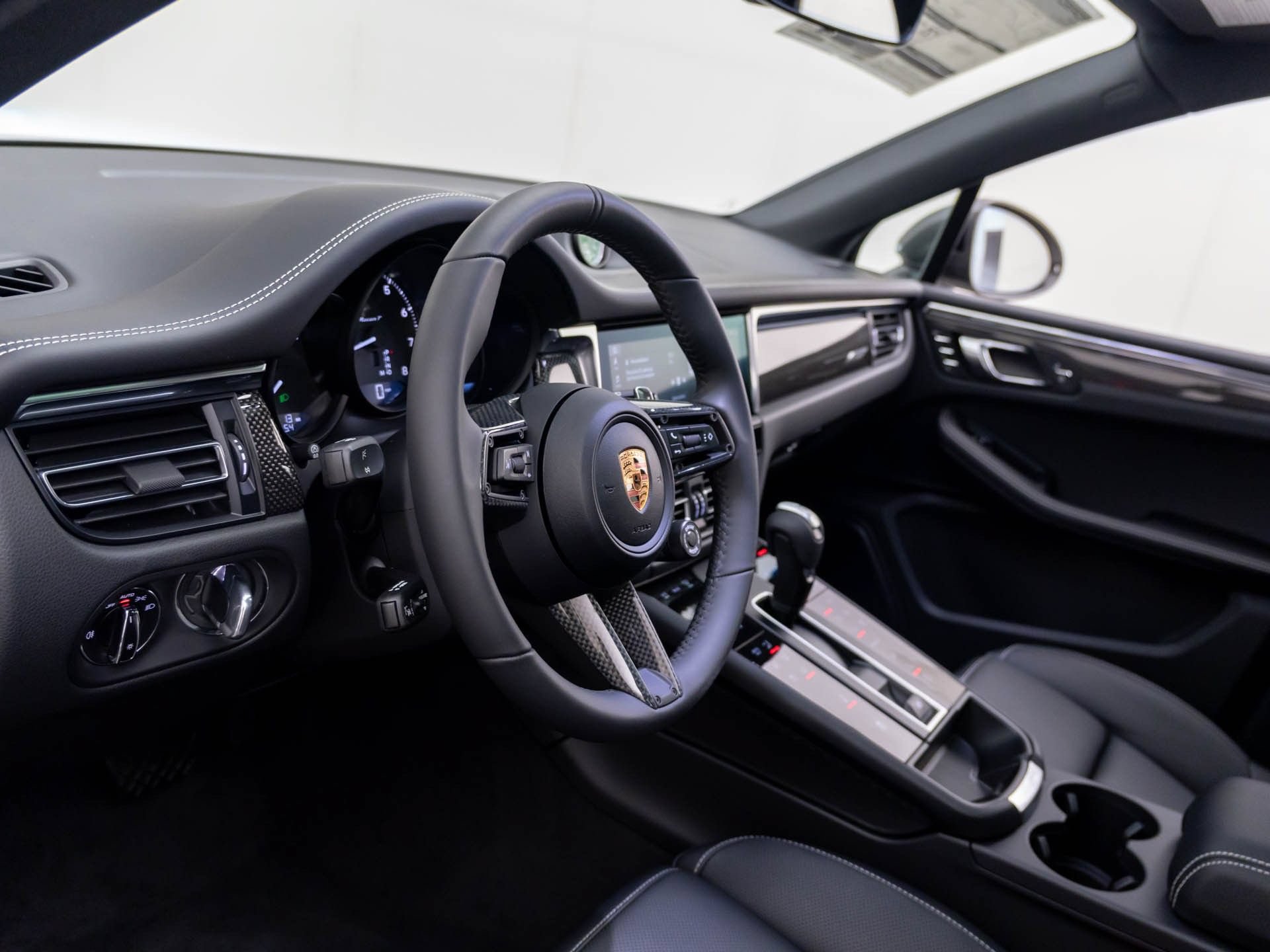 New 2026 Porsche Macan Turbo AWD/4WD image 4