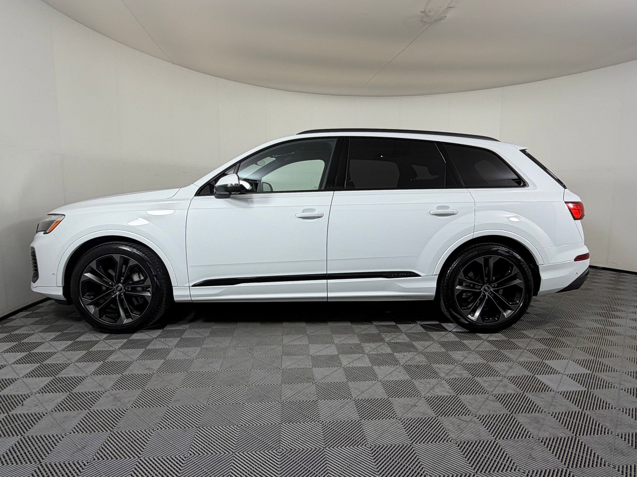 Used 2025 Audi Q7 3.0T Premium Plus w/ Premium Plus Package AWD/4WD image 2