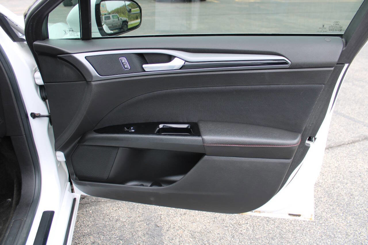 Used 2015 Ford Fusion SE w/ Equipment Group 201A FWD image 37