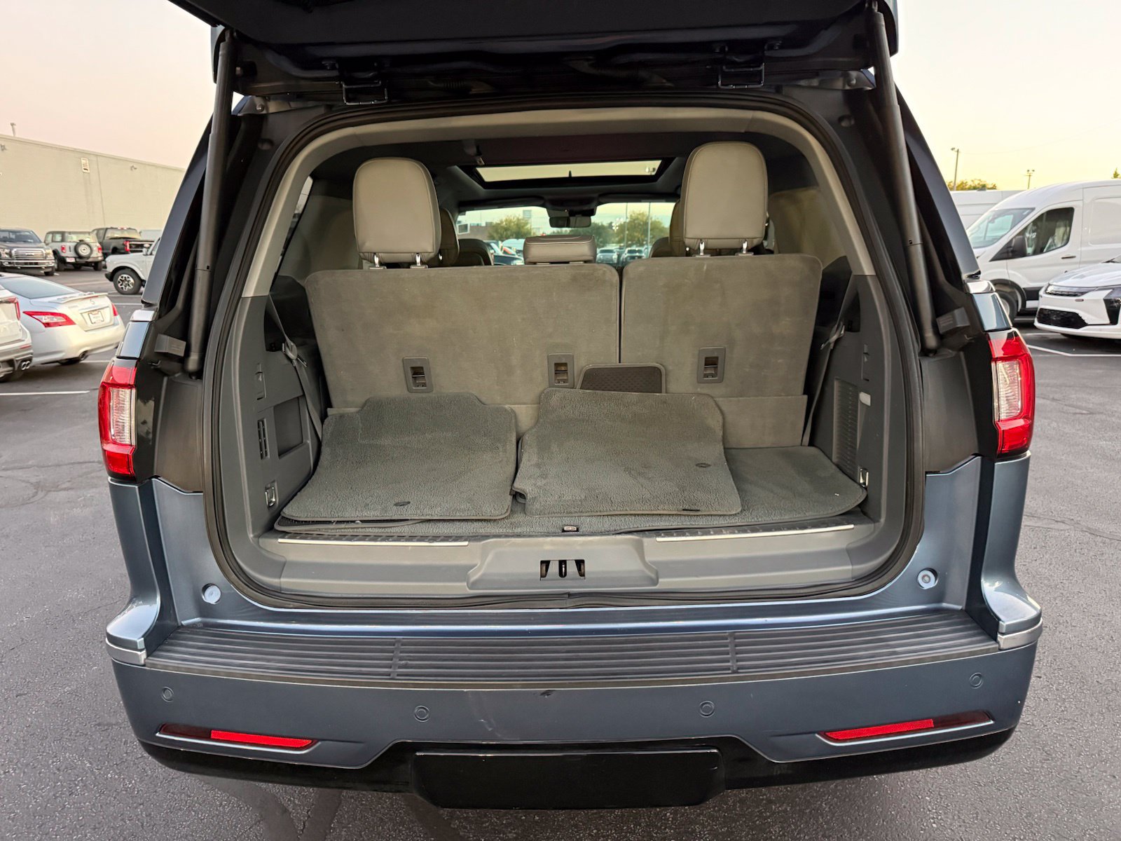 Used 2018 Lincoln Navigator Select RWD image 49