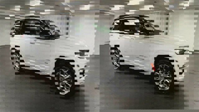 Used 2022 Jeep Grand Cherokee Summit image 2