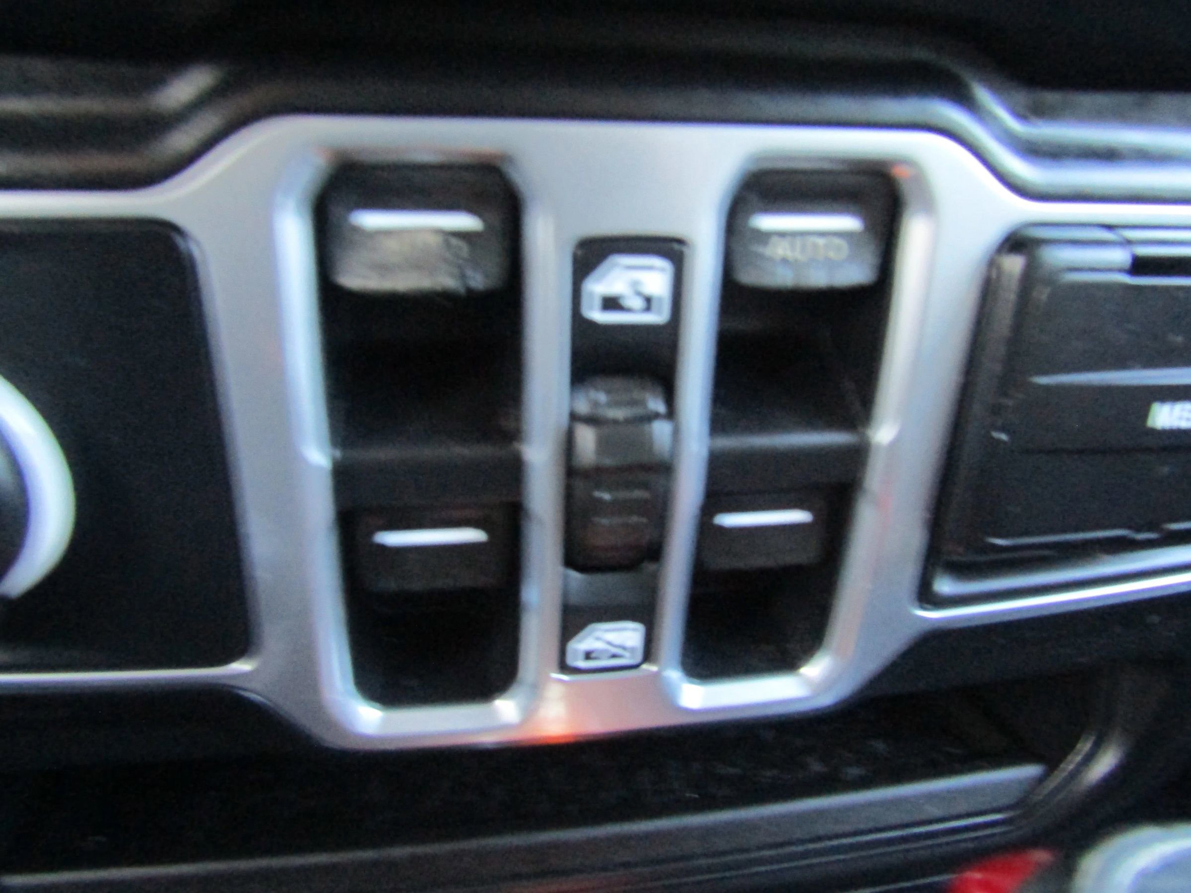 Used 2018 Jeep Wrangler Unlimited Sahara image 35