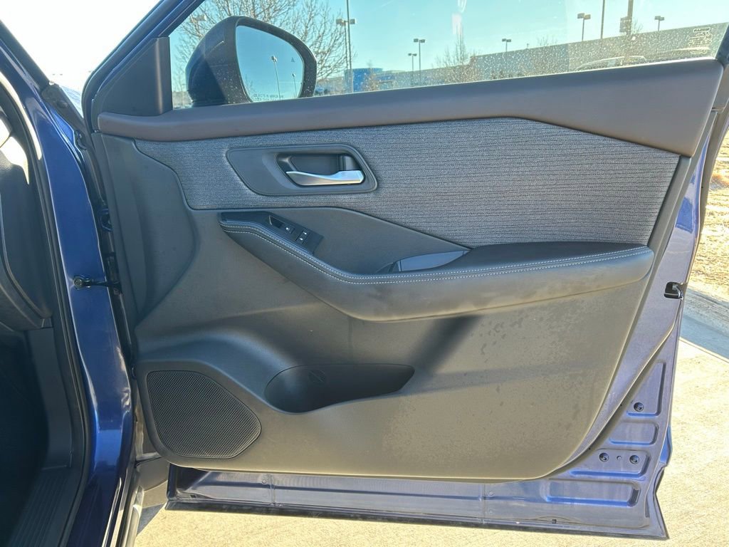 Used 2022 Nissan Rogue SV image 30