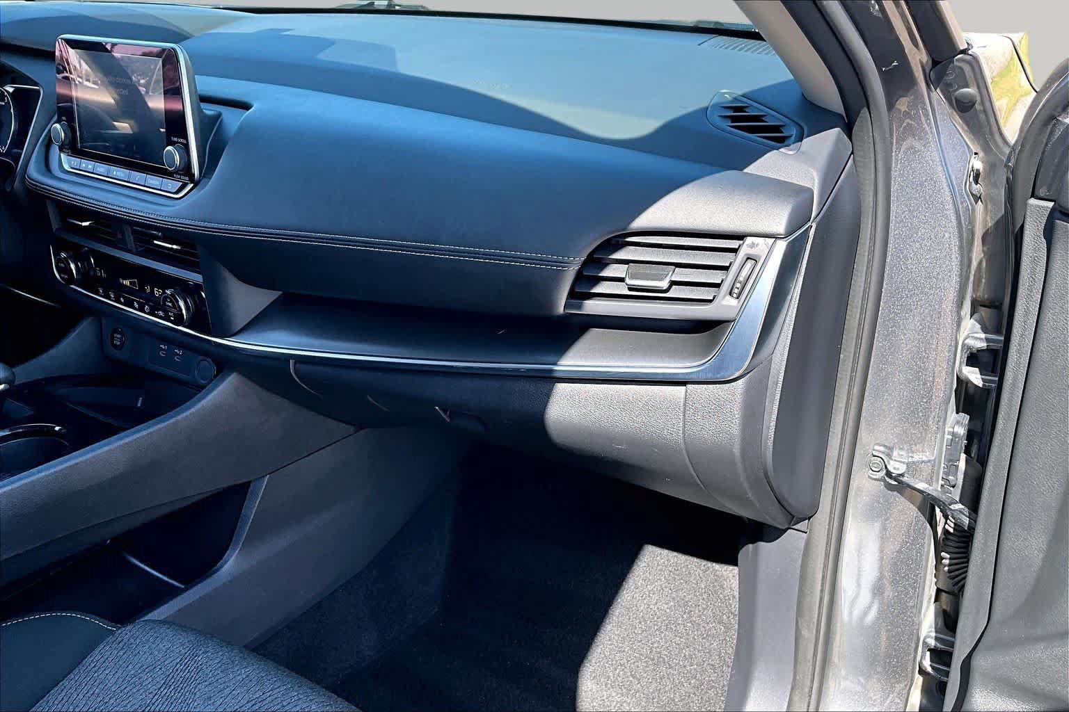 Certified 2024 Nissan Rogue SV FWD image 19