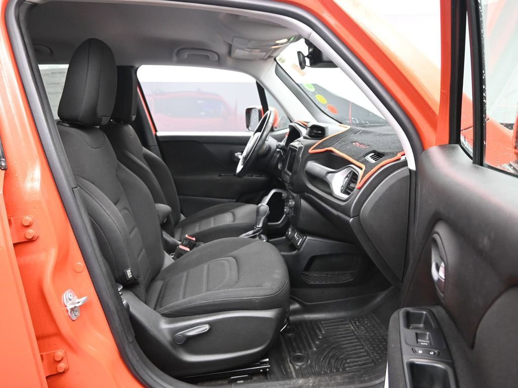 Used 2018 Jeep Renegade Latitude w/ Cold Weather Group image 32